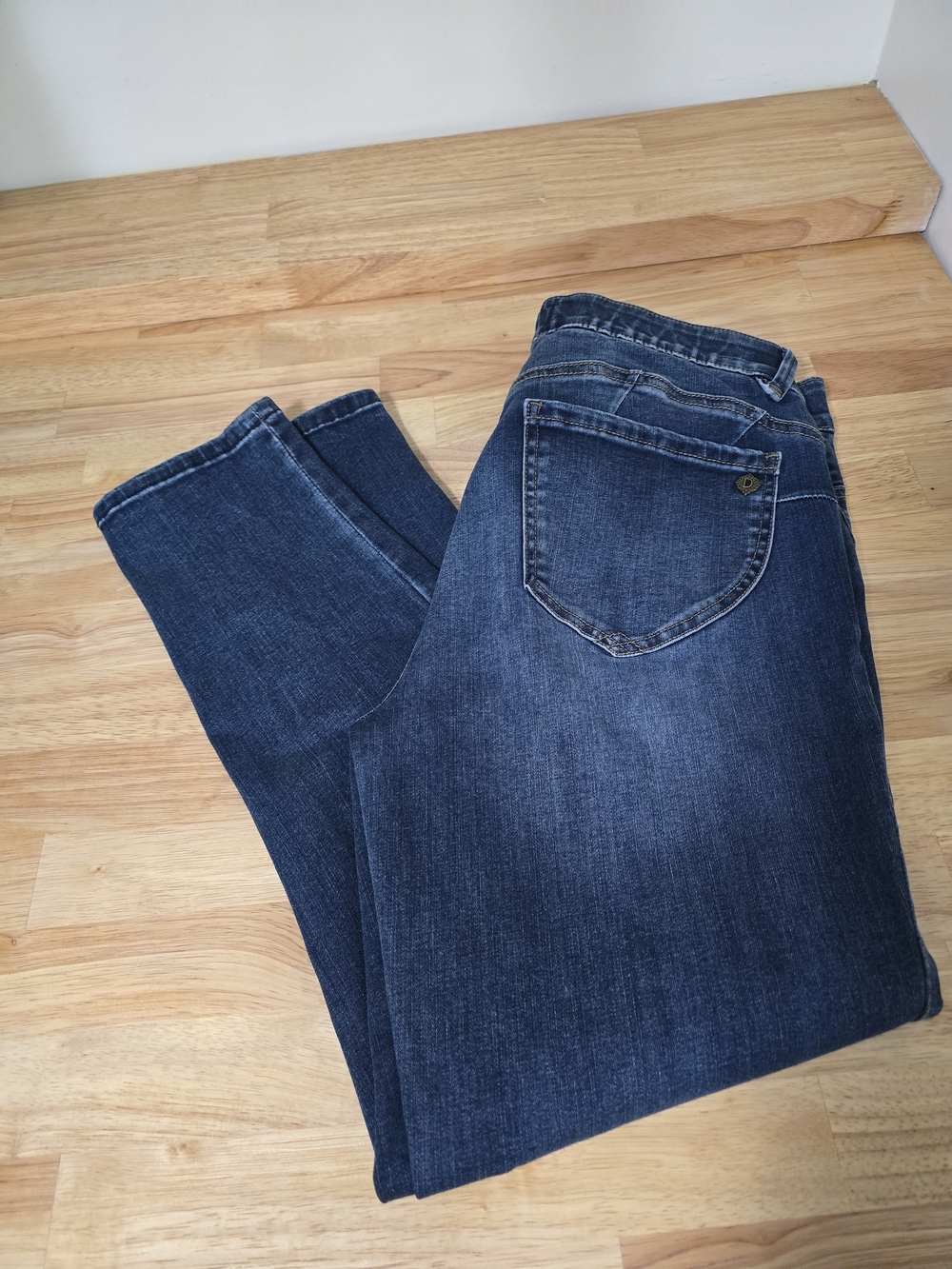 Classic Women's Dark Blue Straight-Leg Ankle Jeans